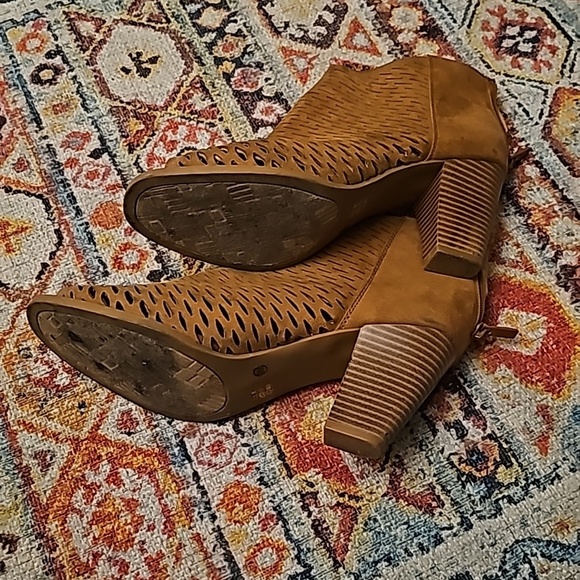 Dirty Laundry Peep Toe Sandals - Picture 4 of 5